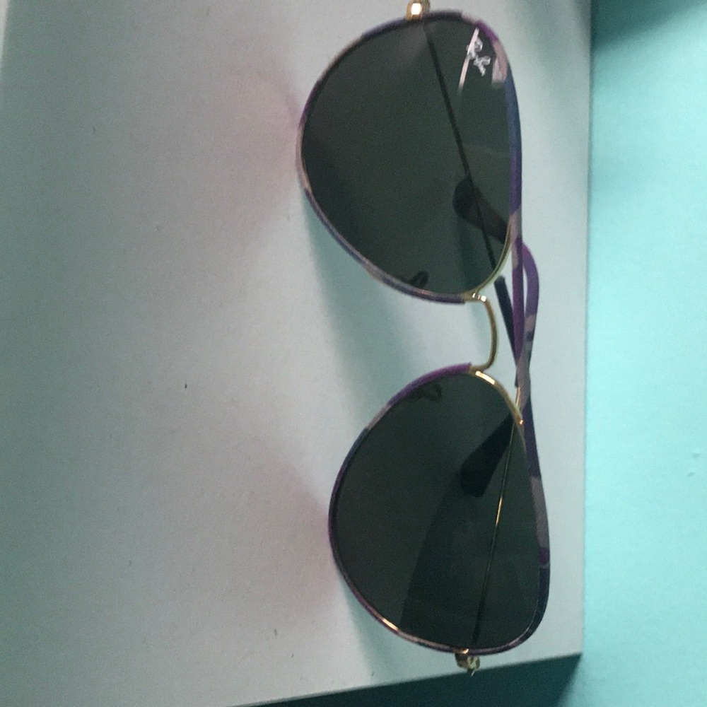 I am selling Ray van sunglasses.